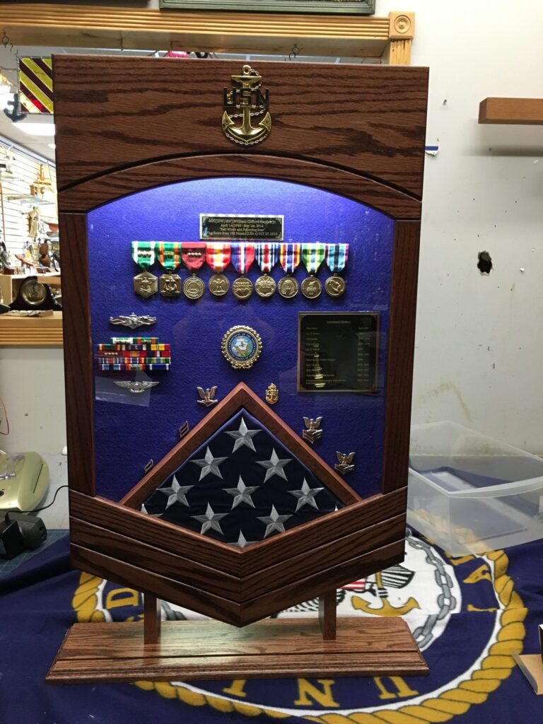 CHIEF CHEVRON BOX ON A BASE WITH A LIGHT KIT
